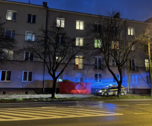 Makabra w Pruszkowie. 82-latek runął z pierwszego piętra. Nie żyje