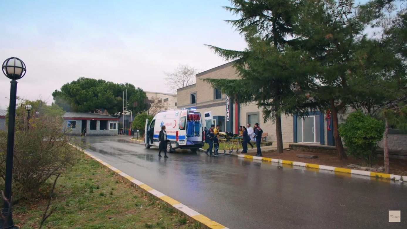 Zeynep nieświadomie mija matkę! Gönül trafia do szpitala po brutalnym ataku w więzieniu!