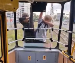 Skrajna nieodpowiedzialność w Łodzi. Młodzi chłopcy jechali na zewnątrz pędzącego tramwaju