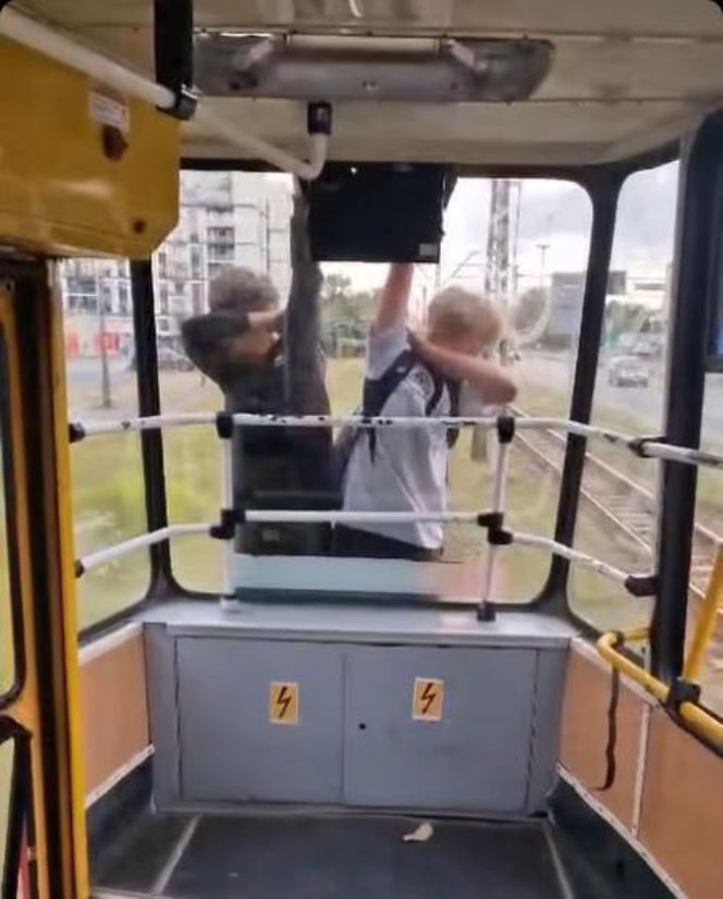 Skrajna nieodpowiedzialność w Łodzi. Młodzi chłopcy jechali na zewnątrz pędzącego tramwaju