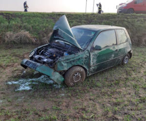 Poranny wypadek pod Bydgoszczą! Auto wpadło w poślizg i spadło ze skarpy!