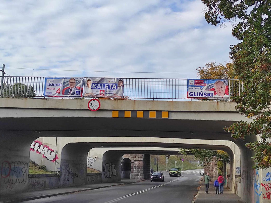 Warszawa po wyborach. Tu wciąż wiszą plakaty wyborcze. Kandydaci, nie śpimy, sprzątamy!