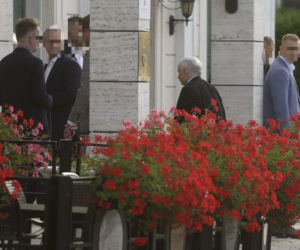 Wyjazd parlamentarzystów PiS na naradę do hotelu w Ożarowie Mazowieckim