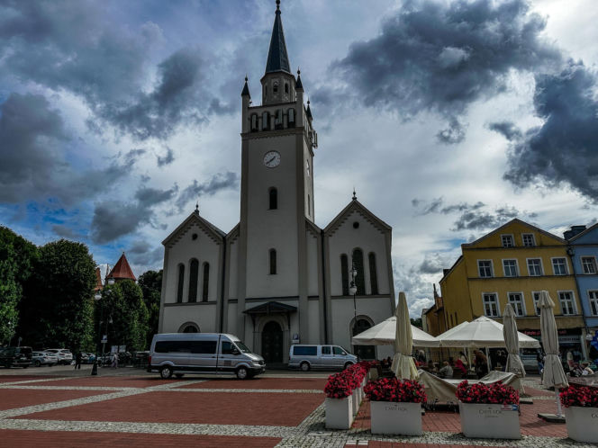 Adam stanął w obronie ukochanej, skatowali go na śmierć. Spoczął obok swoich braci