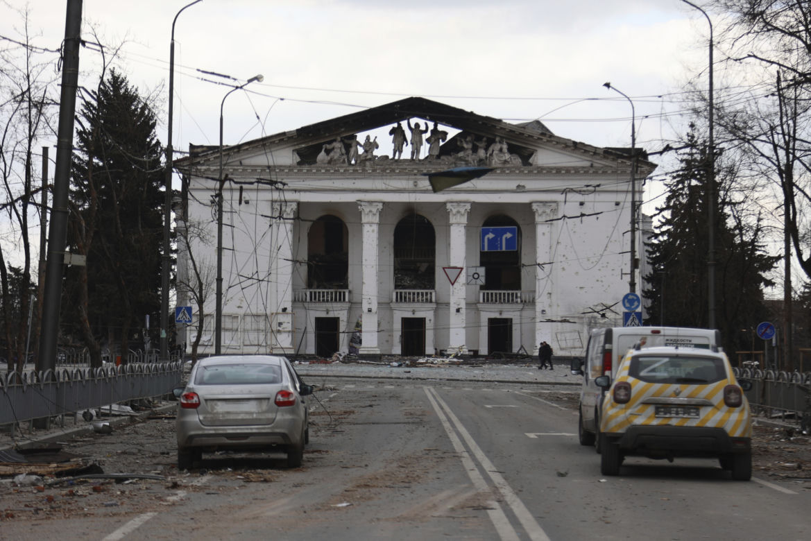 Zbombardowany teatr w Mariupolu