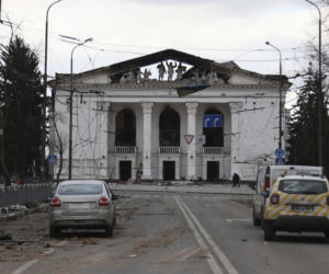 Zbombardowany teatr w Mariupolu