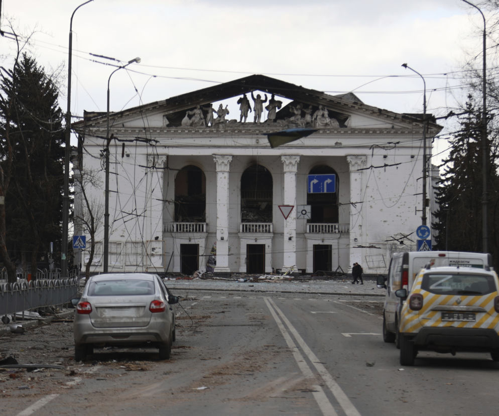 Zbombardowany teatr w Mariupolu