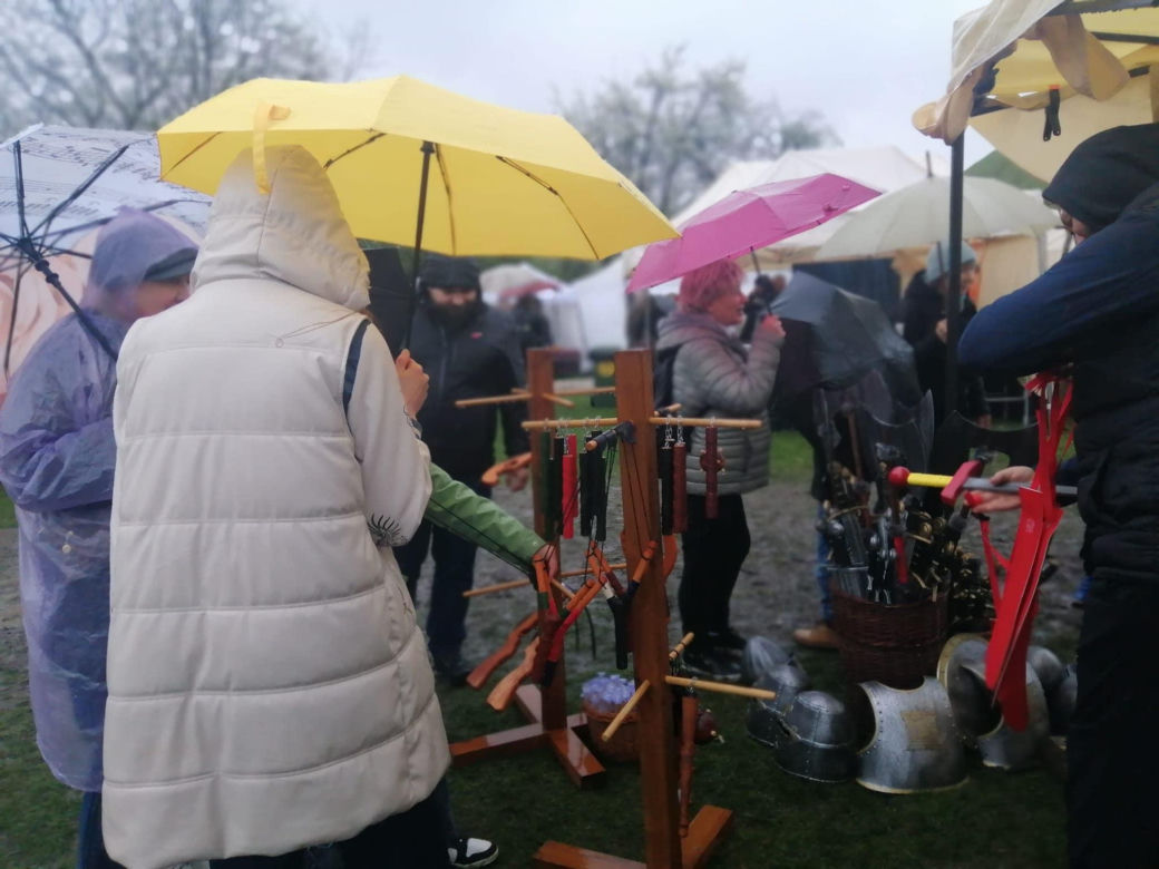 Deszczowe Święto Rękawki w Krakowie. Wojowie zagościli pod kopcem Krakusa 