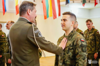 Nowi podoficerowie z szeregach 6 Mazowieckiej Brygady Obrony Terytorialnej. Ukończyli kurs SONDA. 