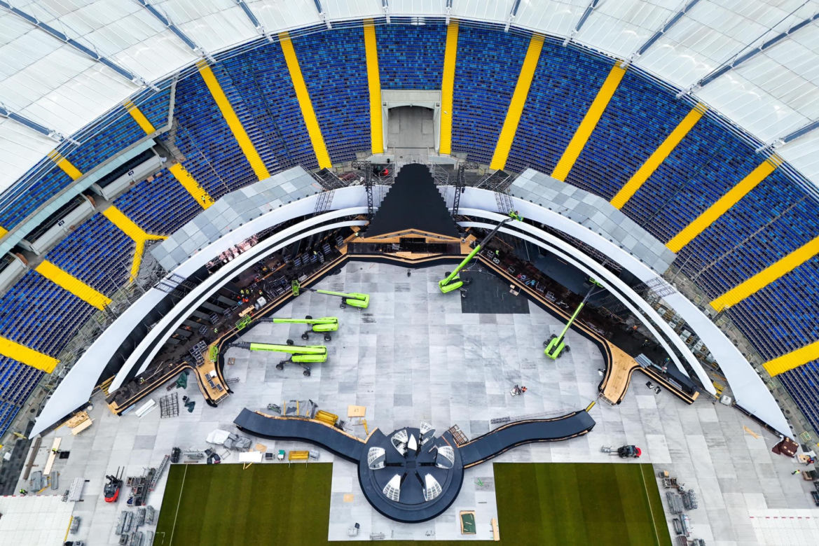 Budowa scen sylwestrowych na Stadionie Śląskim