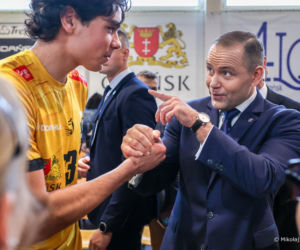 Prezydent Karol Nawrocki z wizytą w dawnej szkole. Wspominał nauczycieli i wręczył wyjątkowy prezent