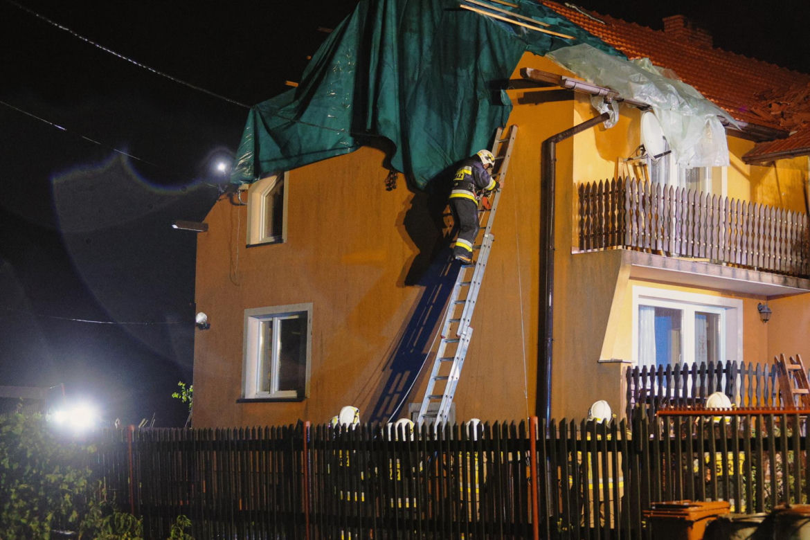 Nawałnice nad Polską. Zalane ulice, połamane drzewa i zerwane dachy