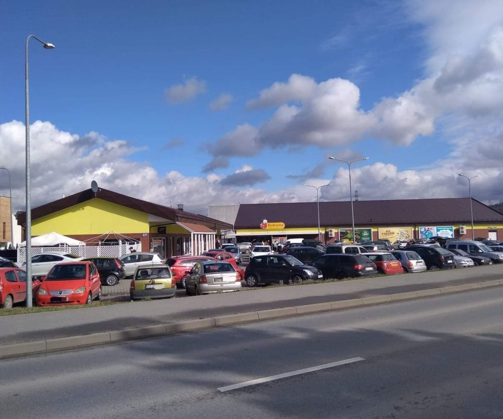 Mieszkańcy Podkarpacia ruszyli do SKLEPÓW!  Tłumy, pełne parkingi, PUSTE PÓŁKI!