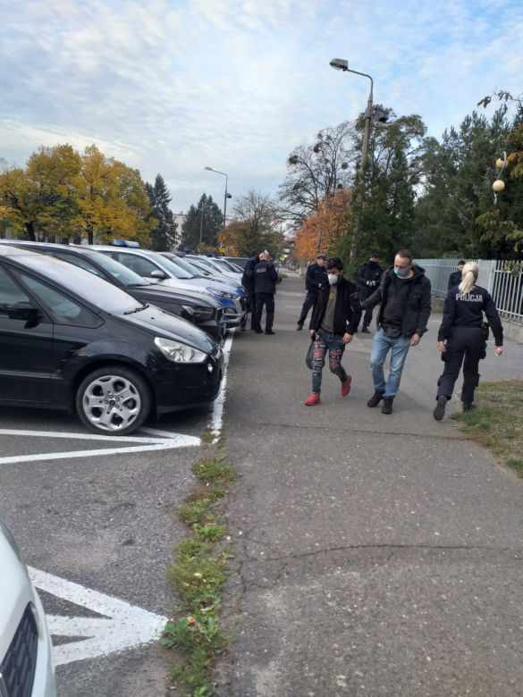 Irakijczycy wywożeni z komendy policji w Toruniu