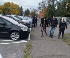 Irakijczycy wywożeni z komendy policji w Toruniu