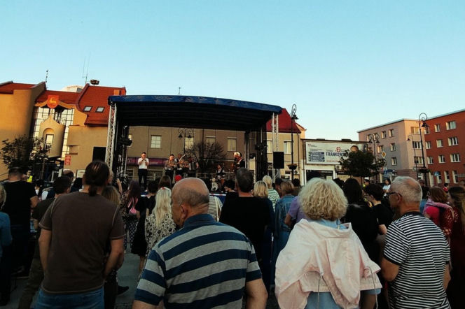 Tłum ludzi przed sceną na Starym Rynku podczas występów. O Łomżyńskiej Nocy Kabaretowej przeczytasz w Eska Łomża.
