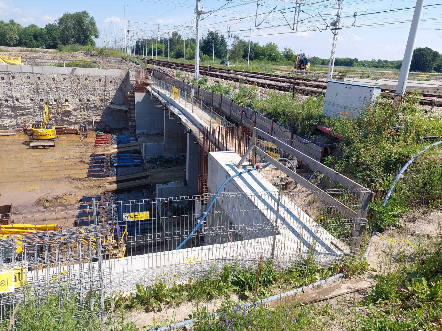 Budowa obwodnicy Oświęcimia - wcisnęli betonowy prostopadłościan pod tory