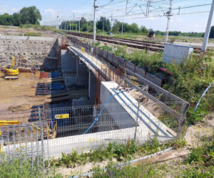 Budowa obwodnicy Oświęcimia - wcisnęli betonowy prostopadłościan pod tory