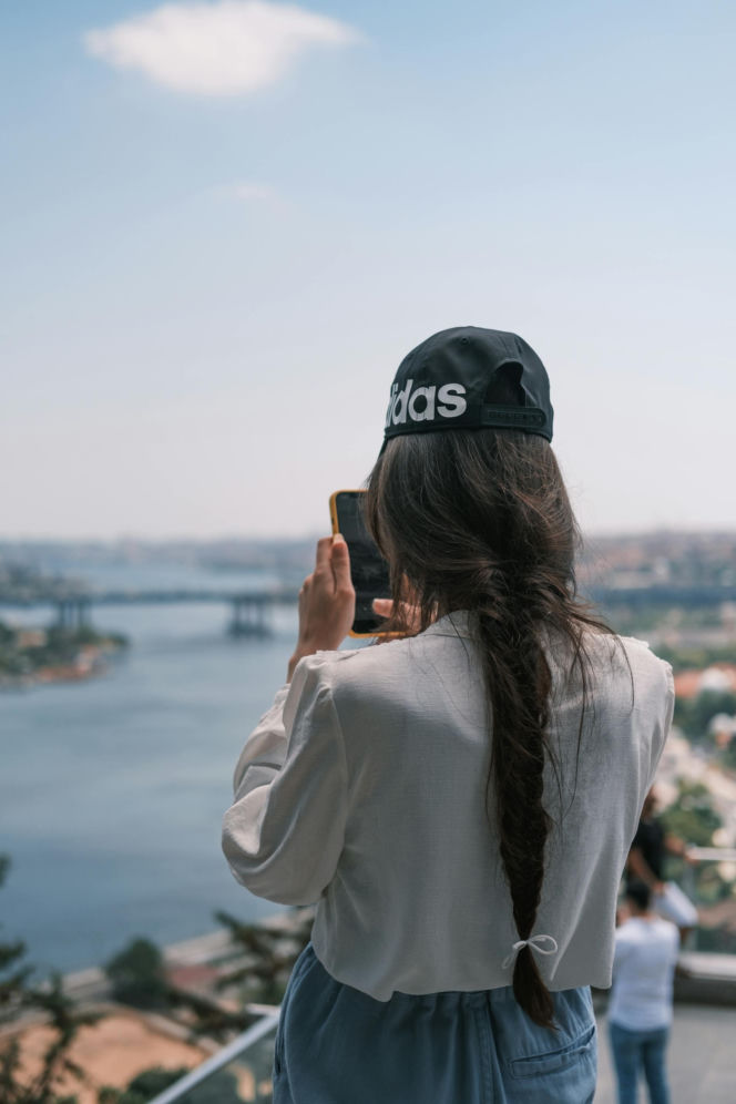 Te fryzury są idealne do noszenia z czapką