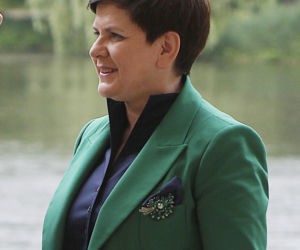 LUDZIE ŚLĄ BROSZKI DO PREMIER.