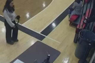 Bijatyka matek i ojców w katolickiej szkole! Ich dzieci patrzyły