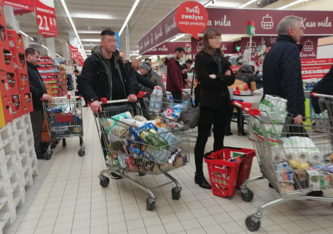 Koronawirus: Tłumy w warszawskich sklepach