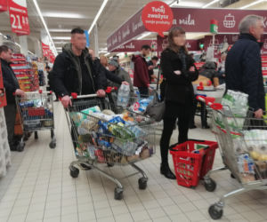 Koronawirus: Tłumy w warszawskich sklepach