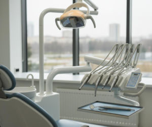 NFZ zmienia zasady dla dentystów bez konsultacji? Posłanka interweniuje u ministra zdrowia