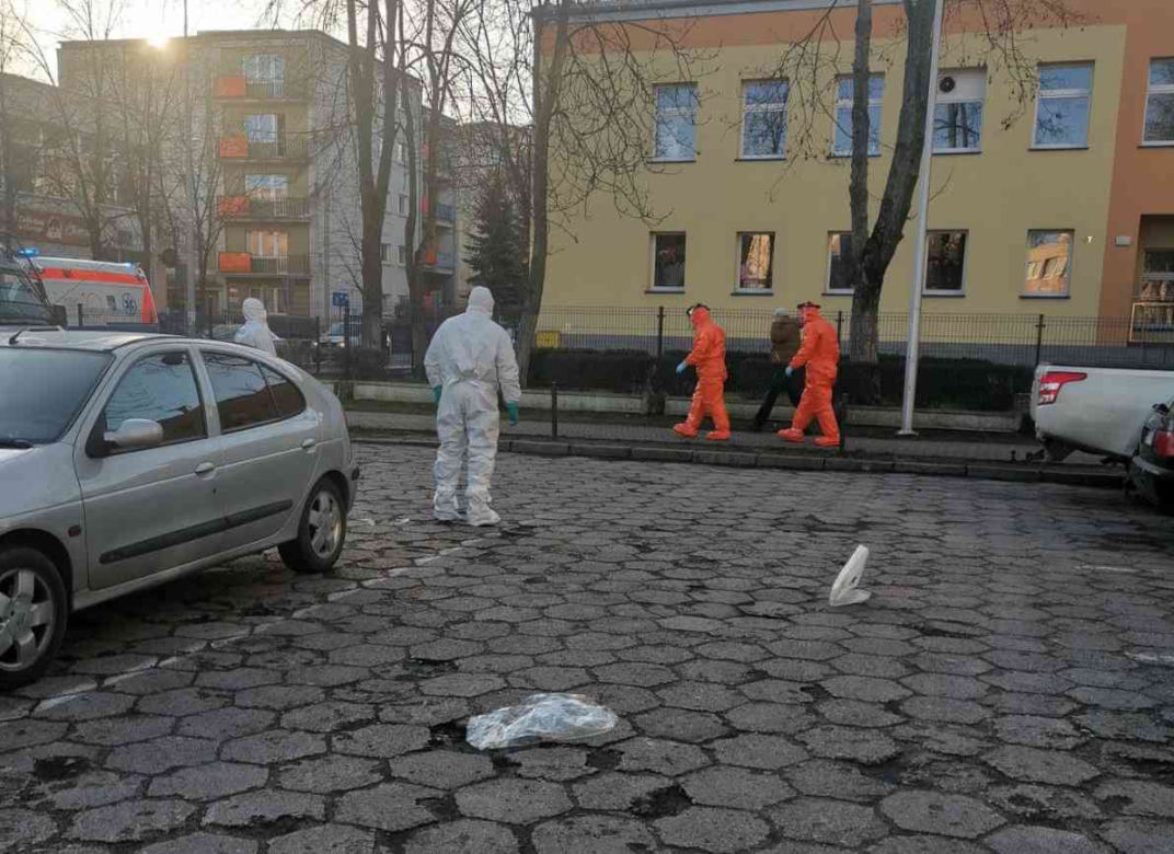 Mężczyzna sam wyszedł ze szpitala. Był w grupie RYZYKA! Policjanci ruszyli w pościg