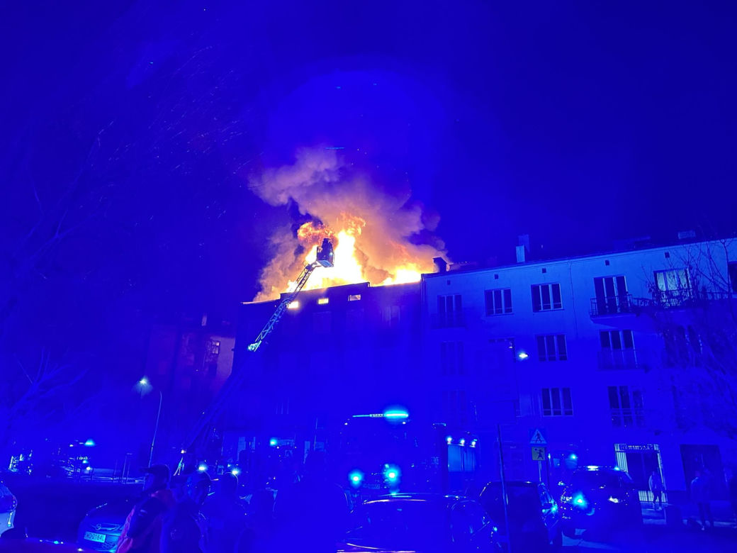  Potężny pożar kamienicy na Pradze. Buchające płomienie widać było z daleka