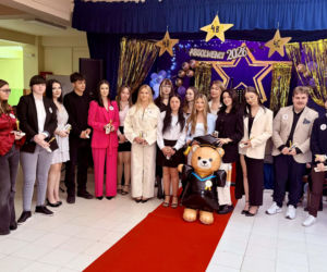 Dzień pełen emocji i wzruszeń. Maturzyści Baczyńskiego w Starachowicach żegnają szkołę