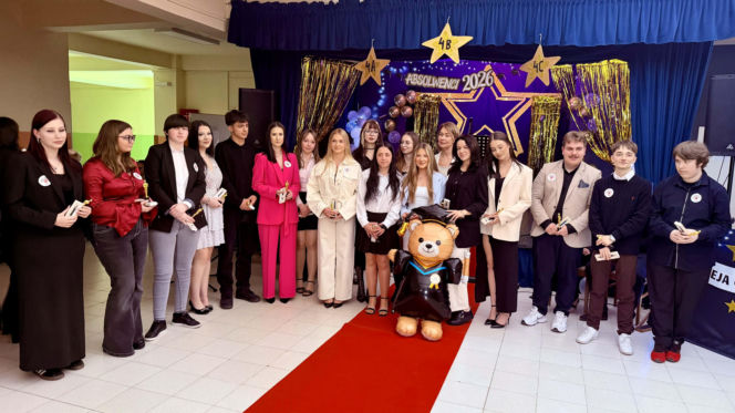 Dzień pełen emocji i wzruszeń. Maturzyści Baczyńskiego w Starachowicach żegnają szkołę