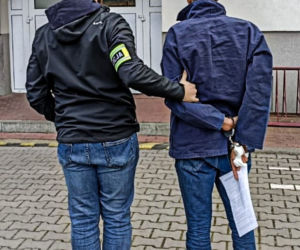 Hajnówka. Syryjczyk próbował potrącić policjanta. Wiózł dziesięciu migrantów