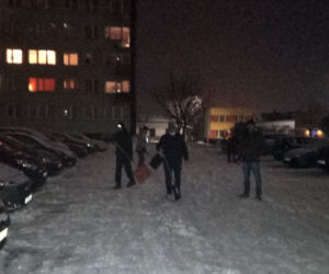 Bełchatów: Zima zaskoczyła drogowców? ONI nie narzekają na zimę i służby! Sami chwycili za łopaty!