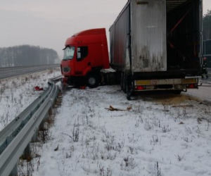 Wypadek na S8. TIR uderzył w barierki