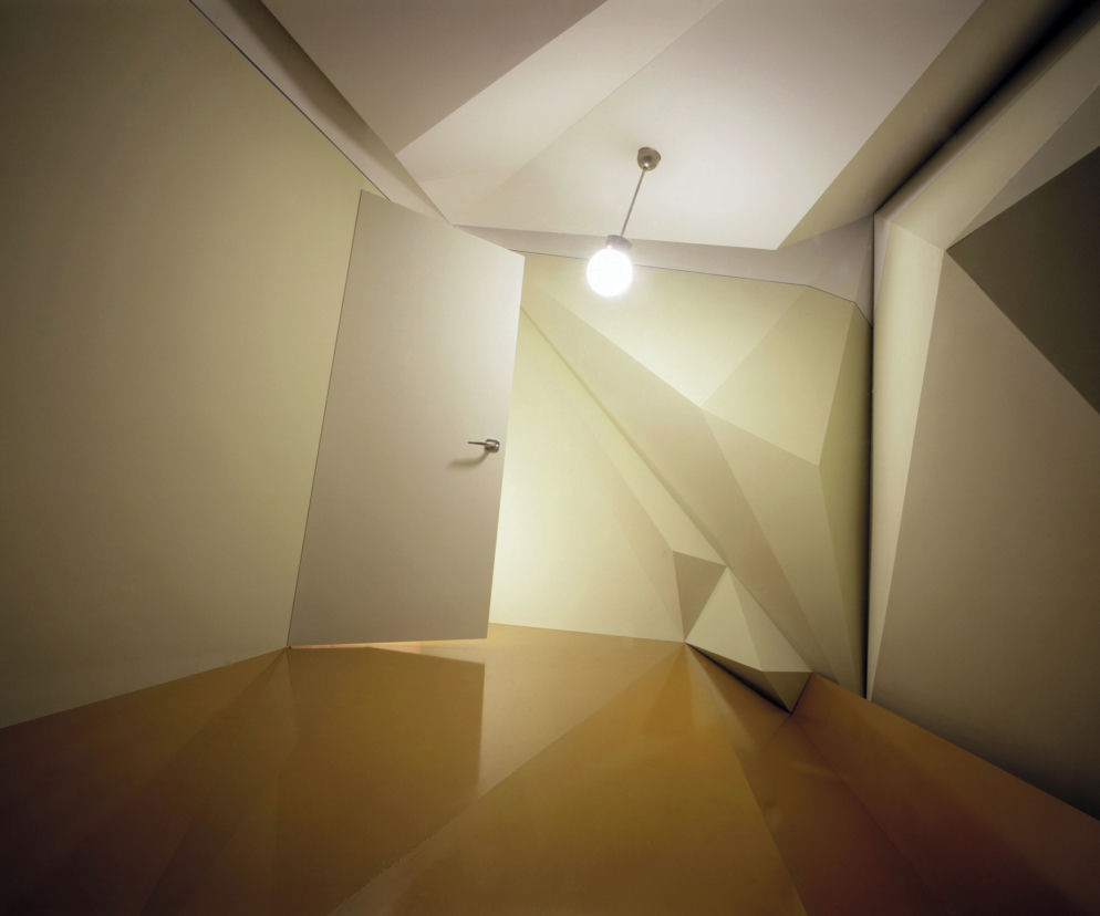 Monika Sosnowska, Zmęczony pokój, 2005, wystawa w Sigmund Freud Museum, Wiedeń