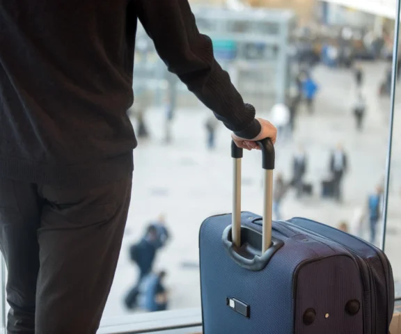 Zakaz foliowania walizek. Lotniska już zaczynają stosować restrykcje