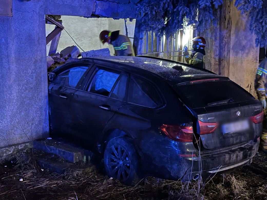 Pijany kierowca BMW wjechał w budynek