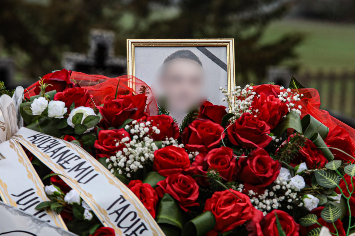 Budwity. Tragiczny wypadek. Arkadiusz zginął przez głupi zakład. Tego samego dnia zmarła jego teściowa. Z samochodu wyrwało kierownicę