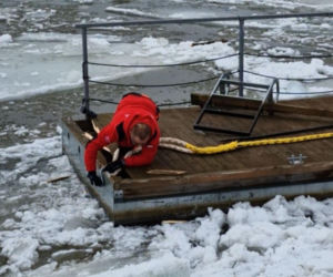 Lodołamacze na Wiśle w Toruniu. Trwa akcja kruszenia lodu