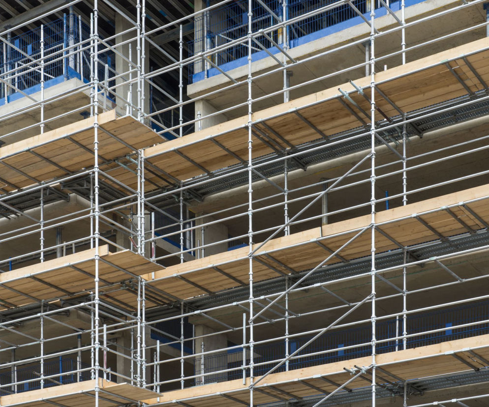 Ceny zakupu i wynajmu rusztowań 2026. Kiedy lepiej kupić, a kiedy wynająć?