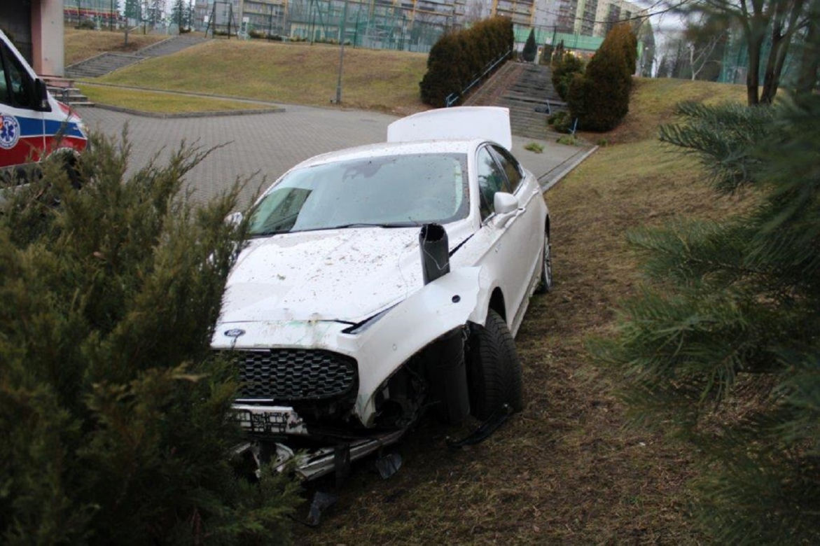 Tarnów. Przebiła ogrodzenie i zjechała ze skarpy wprost pod szkołę. Hamulec nie zadziałał?