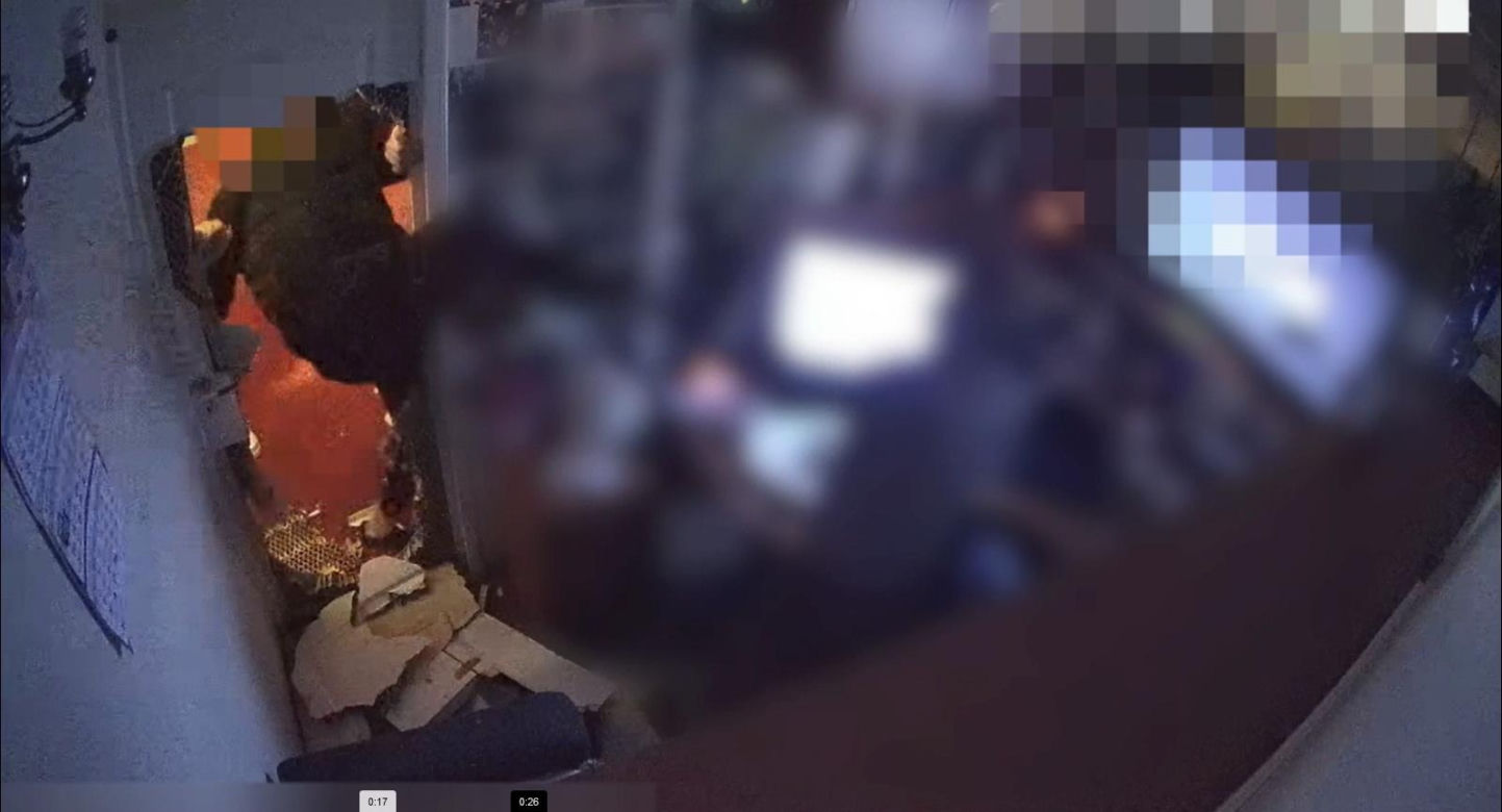 Z siekierami napadali na lokale z automatami do gier. Policjanci powalili ich na śnieg