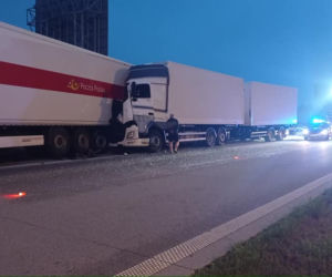 Groźny wypadek na A1. Kierowca ciężarówki wjechał w iveco Poczty Polskiej