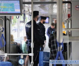 Policjanci kontrolują czy pasażerowie MPK Wrocław noszą maseczki