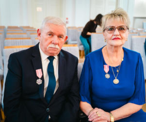 Złoty Gody par małżeńskich w Siedlcach - wręczenie pamiątkowych medali