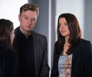 Na Wspólnej, odcinek 2731. Kama (Wiktoria Kulaszewska), Igor (Kuba Wesołowski) i Marta (Joanna Jabłczyńska)