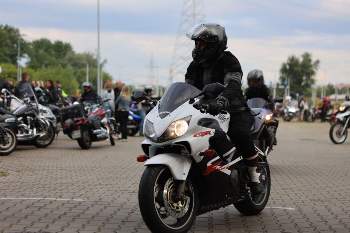 Przed Areną Lublin symbolicznie pożegnano dwójkę tragicznie zmarłych motocyklistów