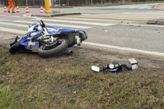 Pijany motocyklista wbił się w tył skody