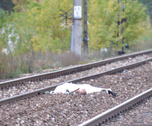 NASTOLATEK RZUCIŁ SIĘ POD POCIĄG